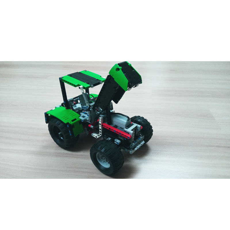 Urban Farming Is - MOC-80667 Miejski Traktor Rolniczy Średniej Wielkości